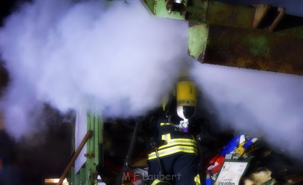 Feuer Papp Presscontainer Koeln Hoehenberg Bochumerstr P330.JPG - Miklos Laubert